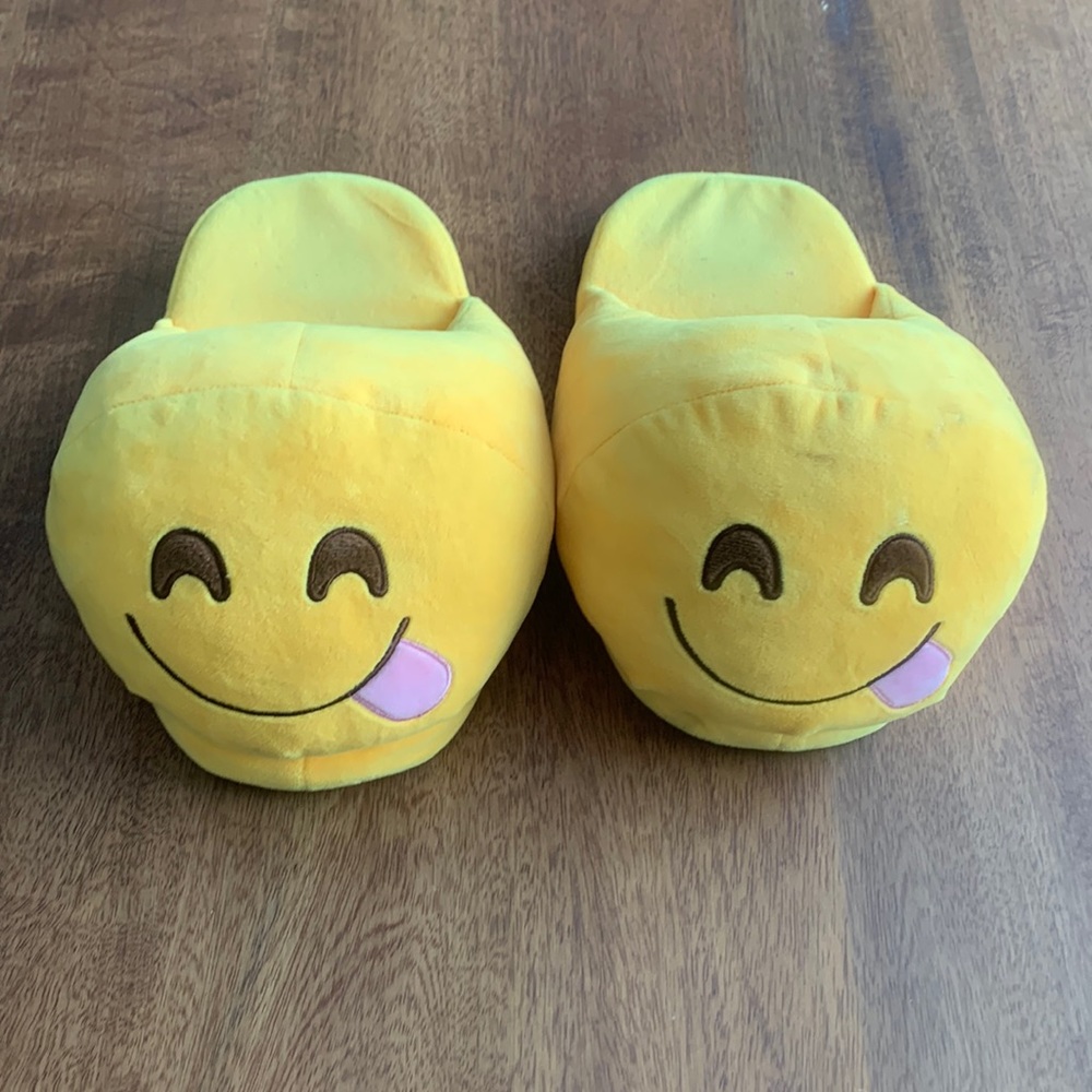 Smiley face slippers women’s size 8/9